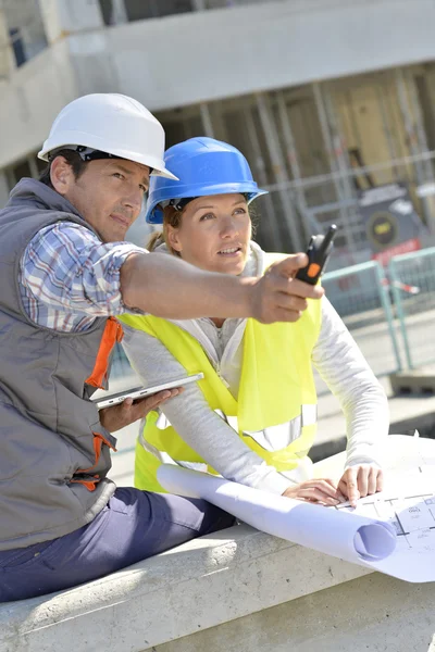 Engineers on building site — Stock Photo, Image