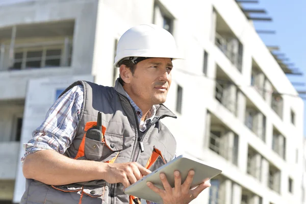 Empreendedor usando tablet — Fotografia de Stock