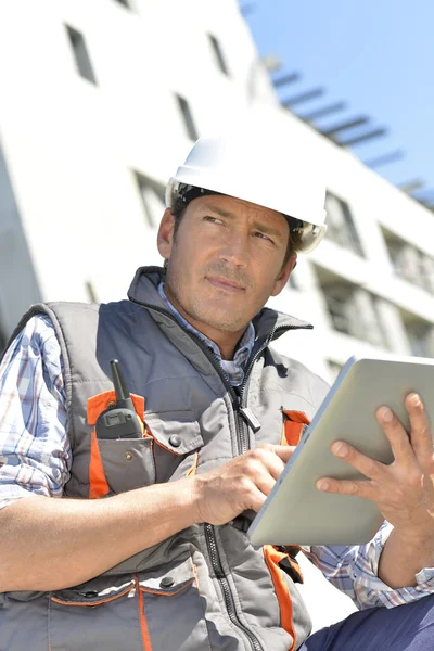 Entrepreneur using tablet — Stock Photo, Image