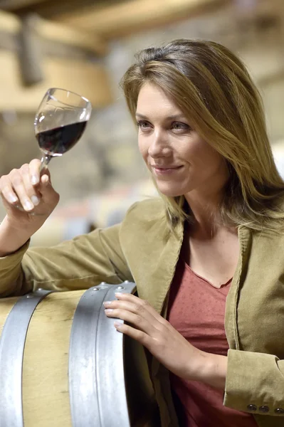 Mujer madura en bodega — Foto de Stock