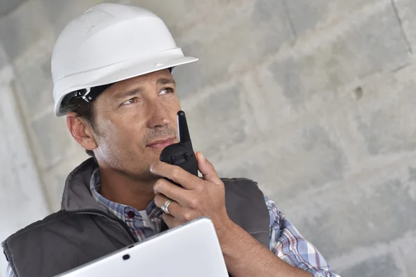 Ondernemer met behulp van walkie-talkie — Stockfoto