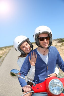 Motosiklet süren çift