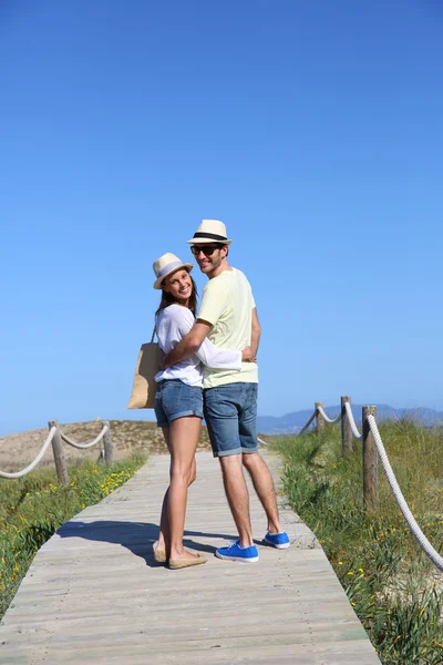 Casal em pontão de madeira — Fotografia de Stock