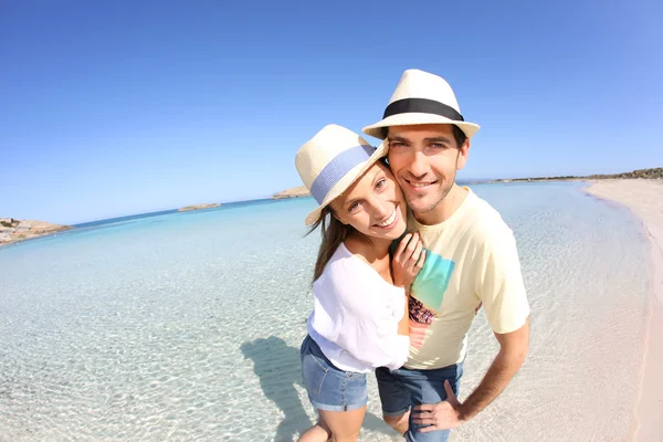 Casal feliz no mar — Fotografia de Stock