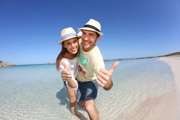 Pareja mostrando pulgares hacia arriba — Foto de Stock