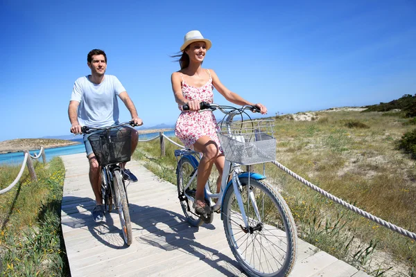 Pareja de bicicletas de montar — Foto de Stock