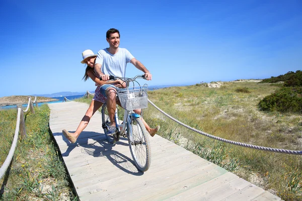 Söt par på cykel — Stockfoto