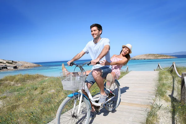 Coppia ridente in bicicletta — Foto Stock