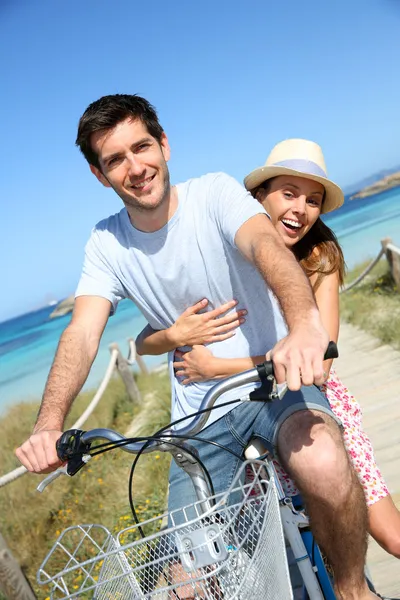 Mann gibt Freundin Fahrradtour — Stockfoto