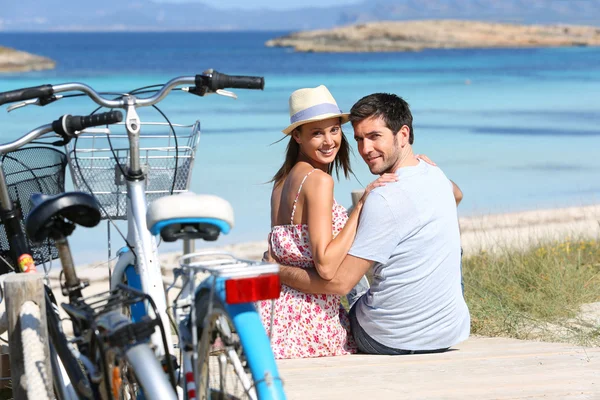 Romantic couple on pontoon — Stock Photo, Image