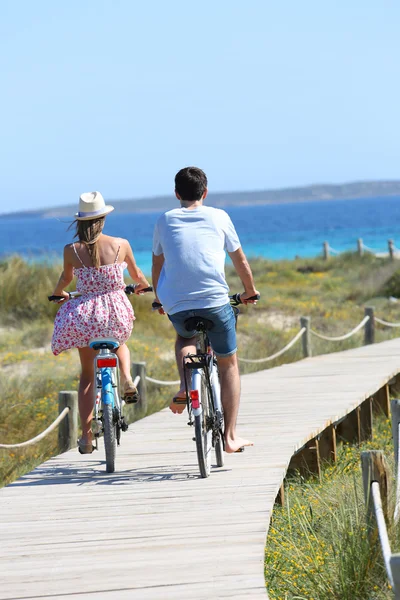 Paar paardrijden fietsen — Stockfoto