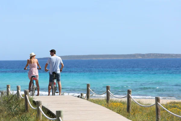 Casal em bicicletas na Ilha Formentera — Fotografia de Stock