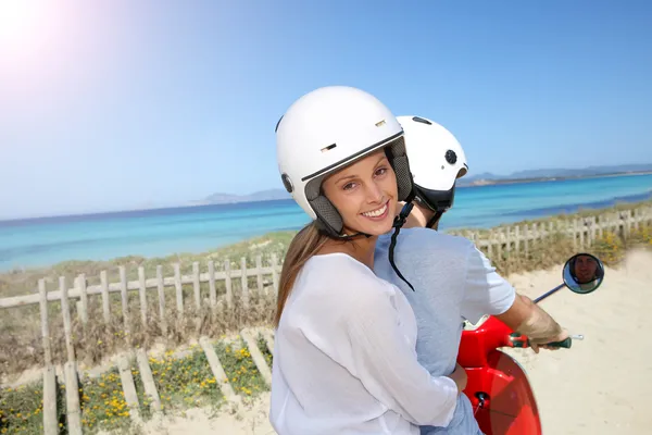 Mädchen auf Moto mit Freund — Stockfoto