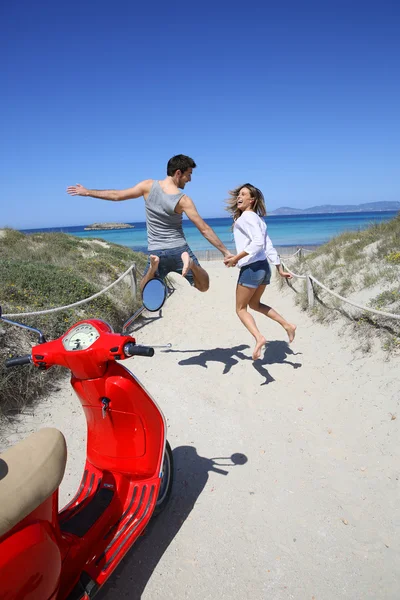 Casal correndo para a praia — Fotografia de Stock