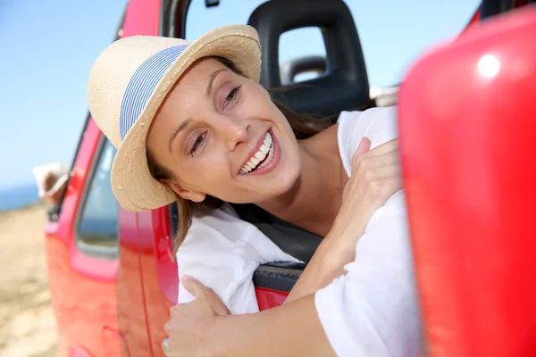 Sorridente ragazza al finestrino della macchina — Foto Stock