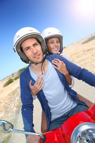 Pareja a caballo moto en la isla —  Fotos de Stock