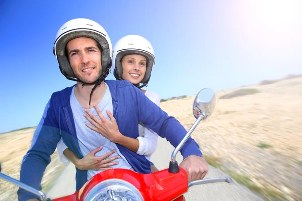 Pareja a caballo moto en la isla —  Fotos de Stock