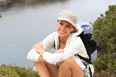 sırt çantası ile yürüyüş kız