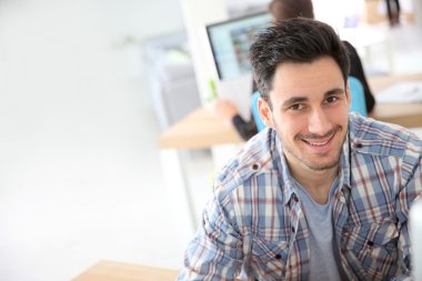 Ofiste çalışan adam.