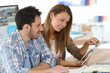 Tablet kullanan öğrenciler