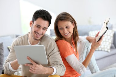 Çift evde dinleniyor.