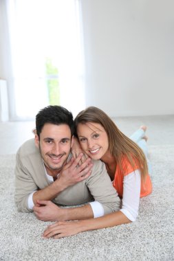 halı üzerinde çift