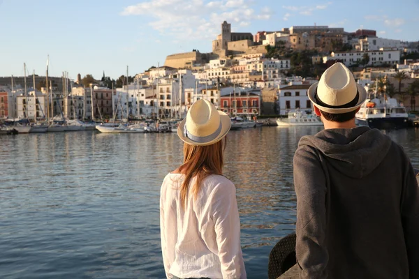 Touristen im Hafen — Stockfoto