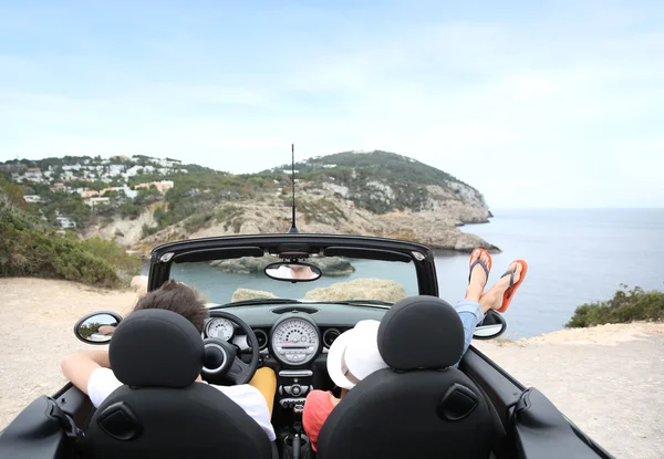 Casal olhando para o panorama — Fotografia de Stock