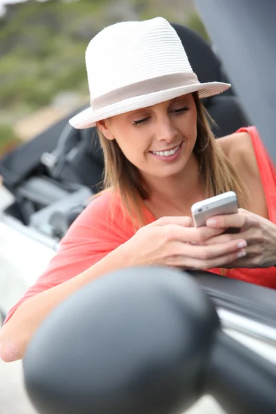 Chica usando smartphone —  Fotos de Stock