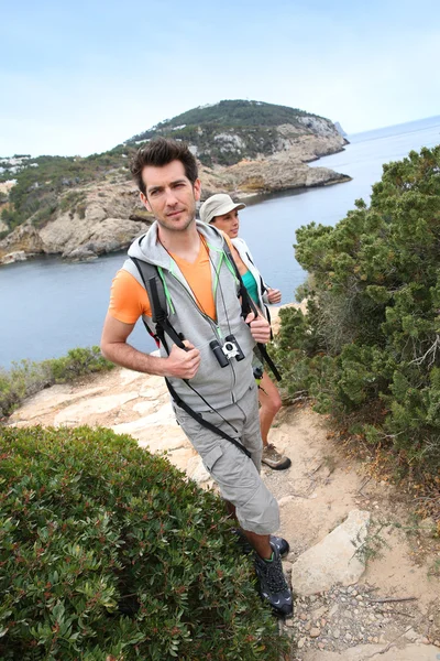 Couple hiking in Balear island — Stock Photo, Image