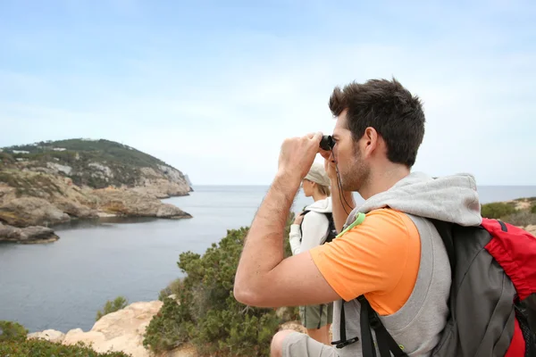 Uomo con binocolo — Foto Stock