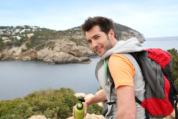 Wanderer mit Flasche Wasser — Stockfoto