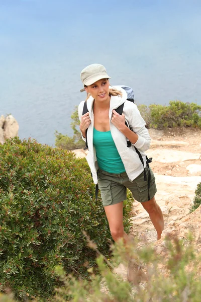 女性のハイキング — ストック写真