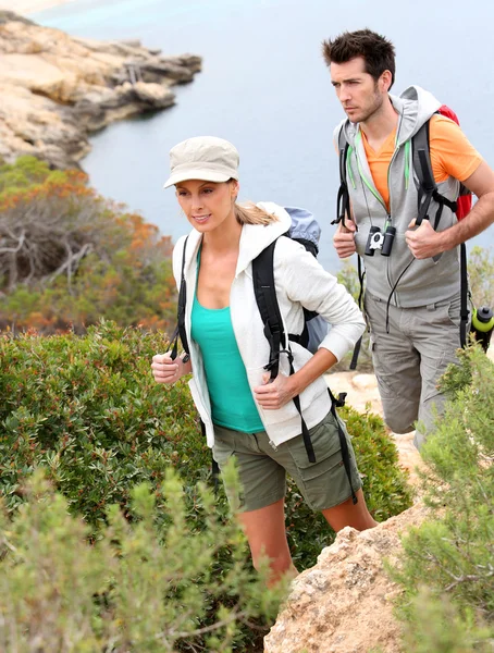 Couple climbing island creek — Stock Photo, Image