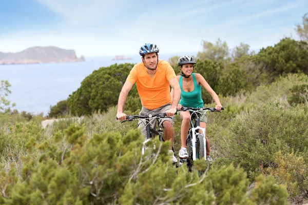 Casal andar de bicicleta — Fotografia de Stock