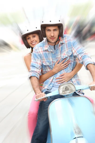 Couple riding scooter — Stock Photo, Image