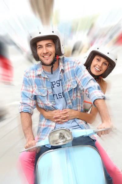 Couple riding scooter — Stock Photo, Image