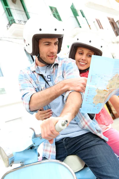 Toeristen in ibiza met scooter — Stockfoto
