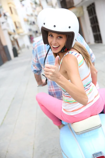 Chica en moto mostrando el pulgar hacia arriba — Foto de Stock