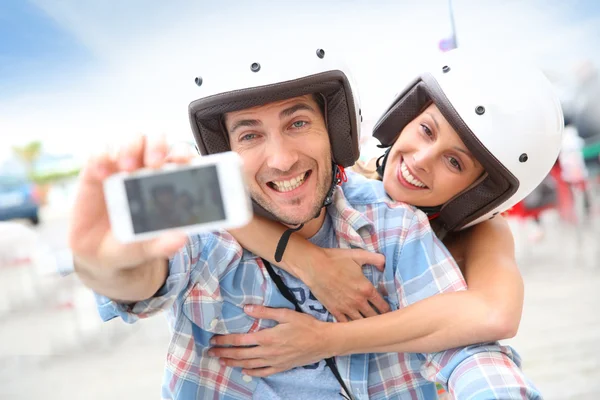 Couple taking picture — Stock Photo, Image