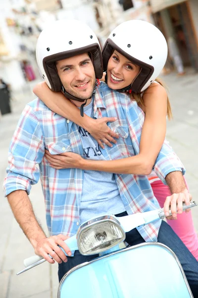 Casal equitação scooter — Fotografia de Stock