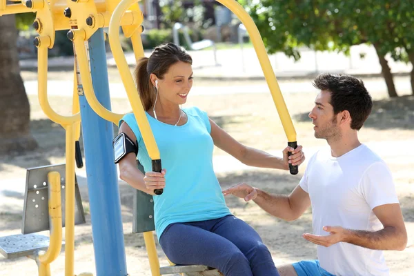 Chica de entrenamiento con entrenador — Foto de Stock