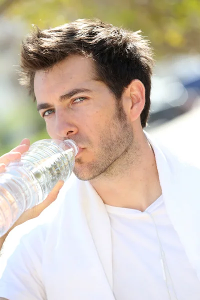 水を飲む男 — ストック写真