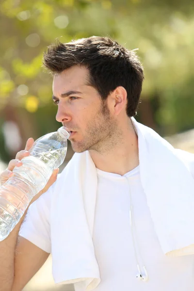 Der Mensch trinkt Wasser — Stockfoto