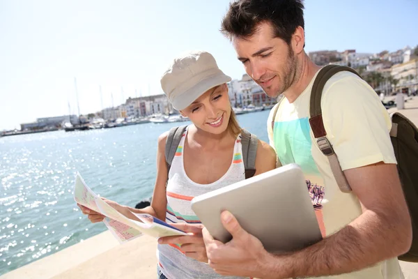 Tourists looking at city map — Stock Photo, Image