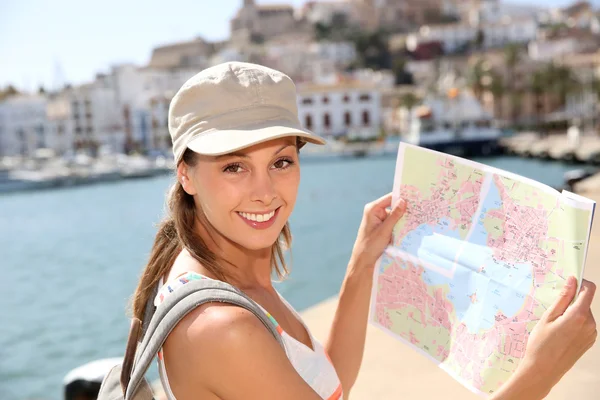 Menina olhando para o mapa — Fotografia de Stock