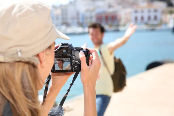 Frau fotografiert Freund — Stockfoto