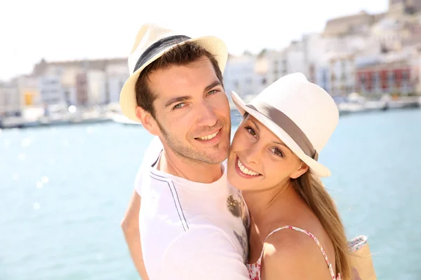 Embracing couple traveling — Stock Photo, Image