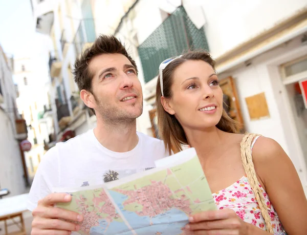 Turisti con mappa — Foto Stock