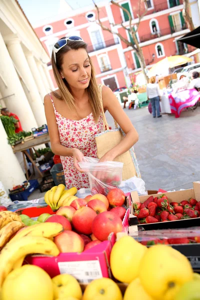 Vrouw die fruit koopt — Stockfoto